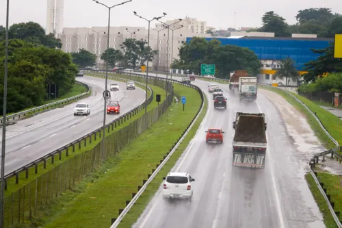 Imagem ilustrativa da imagem Caminhoneiro de Niterói é feito refém por 12 horas na BR-101