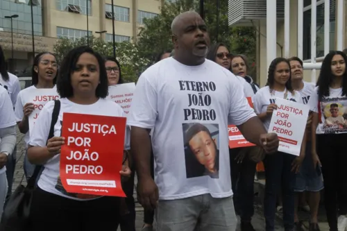 Pai e mãe de João Pedro em frente ao Fórum do Colubandê, em São Gonçalo