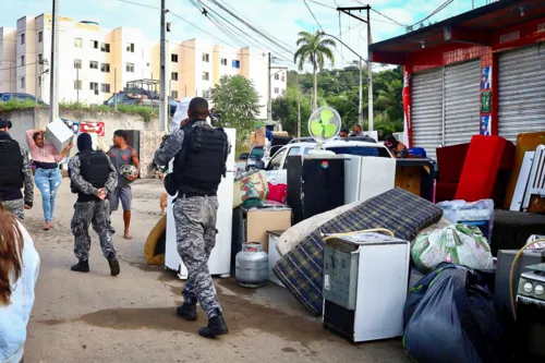 Policial conversa com moradores durante a saída, que não foi tumultuada