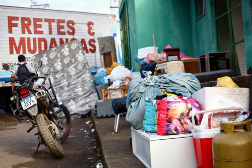 Caminhão de mudança com os móveis dos moradores na porta