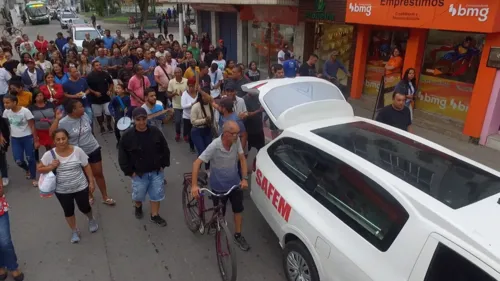 Cortejo chamou atenção de moradores de Magé