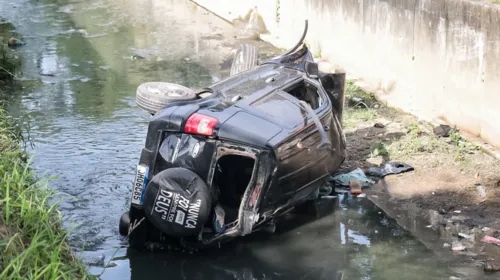 Veículo caiu no valão após bater em um muro