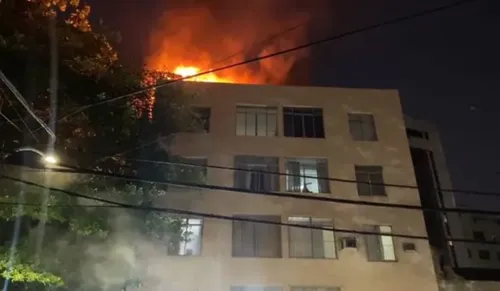 O incêndio começou por volta das 17h50 e foi controlado uma hora depois