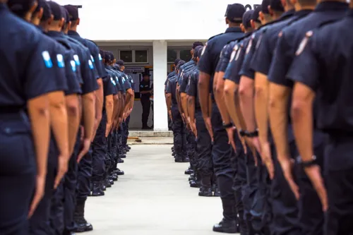 Hoje, após a conclusão do Curso de Formação de Soldados, o salário bruto inicial da carreira de Policial Militar do Rio de Janeiro é de R$ 5,2 mil