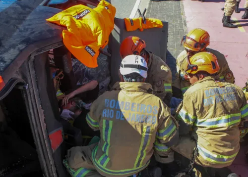 O evento, realizado em um cenário especialmente montado para simular uma colisão de carro, impressionou a todos os presentes.