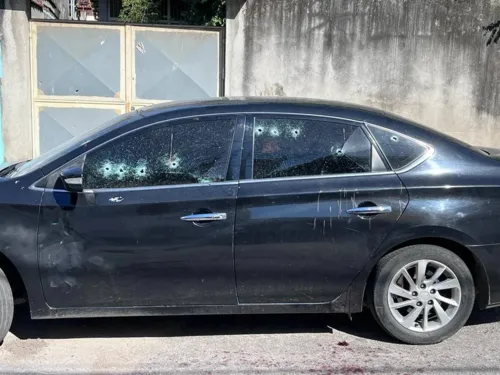 No carro dele, ficaram as marcas dos tiros