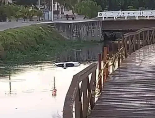 O carro caiu dentro do Rio do Limão