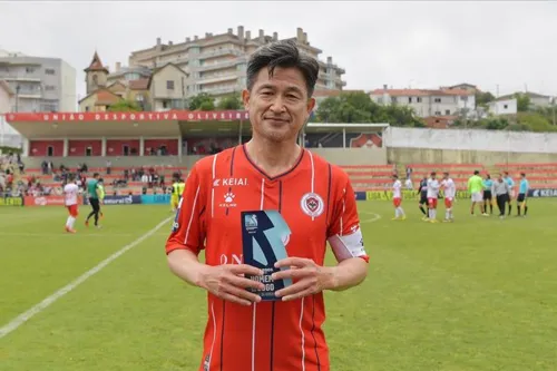 Jogador com o troféu de melhor em campo pela equipe de Portugal