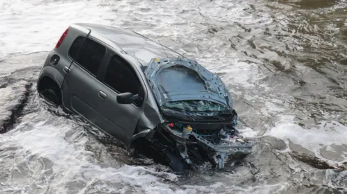 Motorista perdeu o controle do veículo e caiu no mar; condutor não se feriu