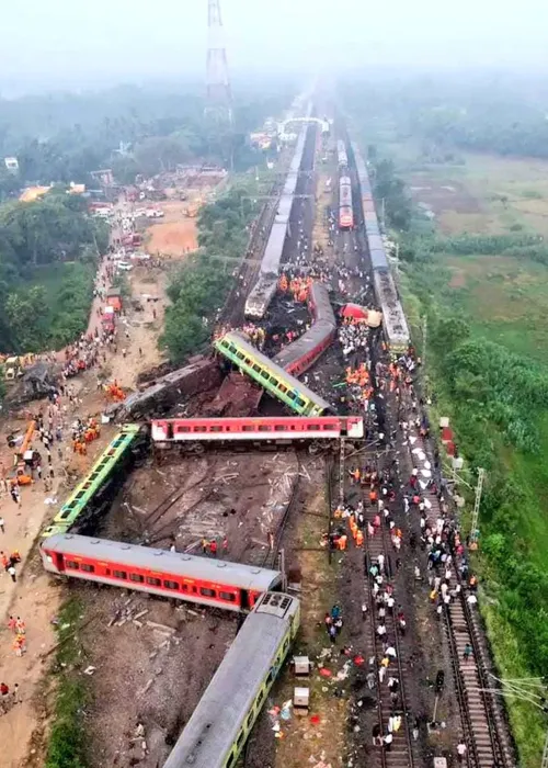 O trem Coromandel Express descarrilhou após bater de frente com outro trem de carga