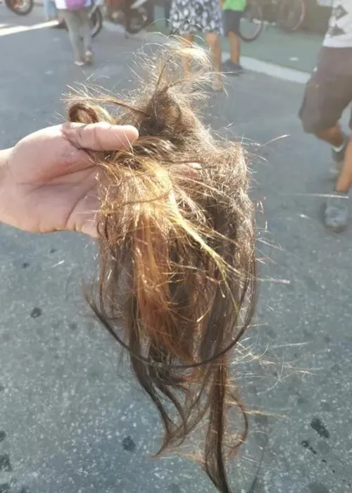 Menina teve o cabelo cortado por uma navalha