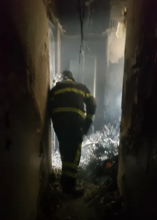 As imagens divulgadas pelos bombeiros mostram o dano causado pelo fogo dentro do imóvel