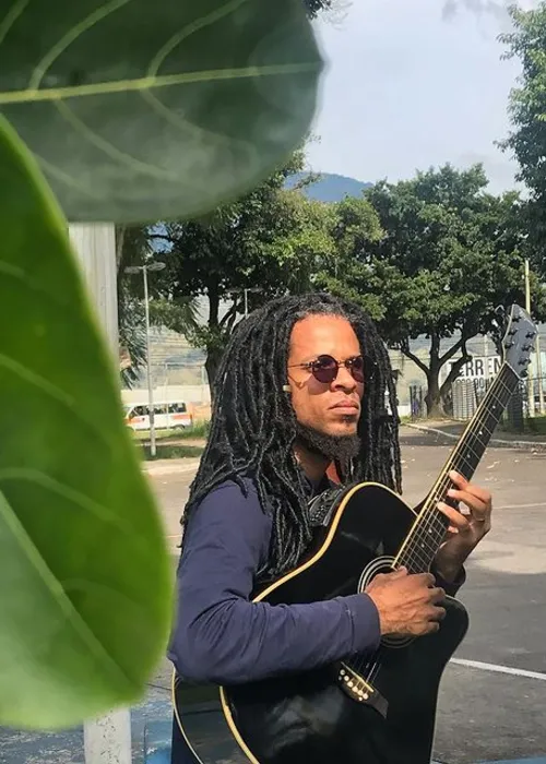 Torres também é compositor, multi-instrumentista e produtor musical