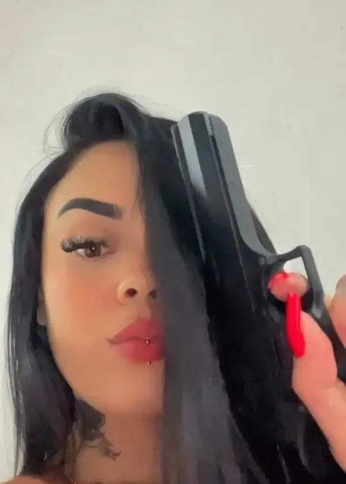 Karina Laino Gomes postou uma foto com uma réplica de arma de fogo