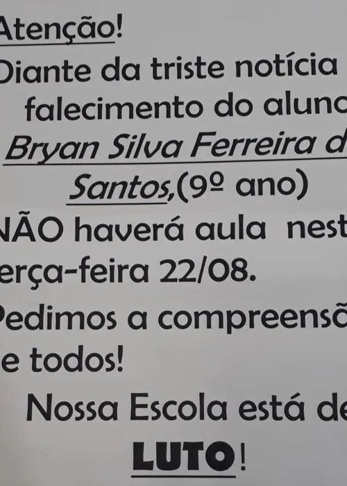 Comunicado foi colocado no portão da escola