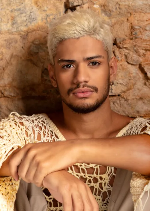 Ele brilhou como vilão de Pantanal, fez história no 'Big Brother Brasil 23', virou referência de moda, e desfilou na SPFW