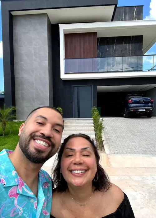 Gil também publicou uma foto ao lado da mãe da fachada da casa