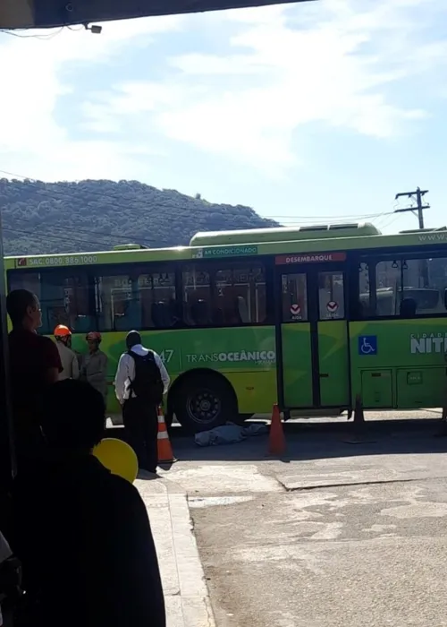 Lenilson foi atingido na pista próximo a uma das baias das linhas municipais de Niterói