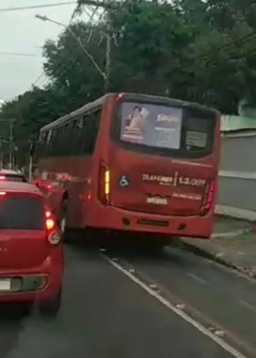 Usuário flagrou, em vídeo, ônibus trafegando na ciclovia