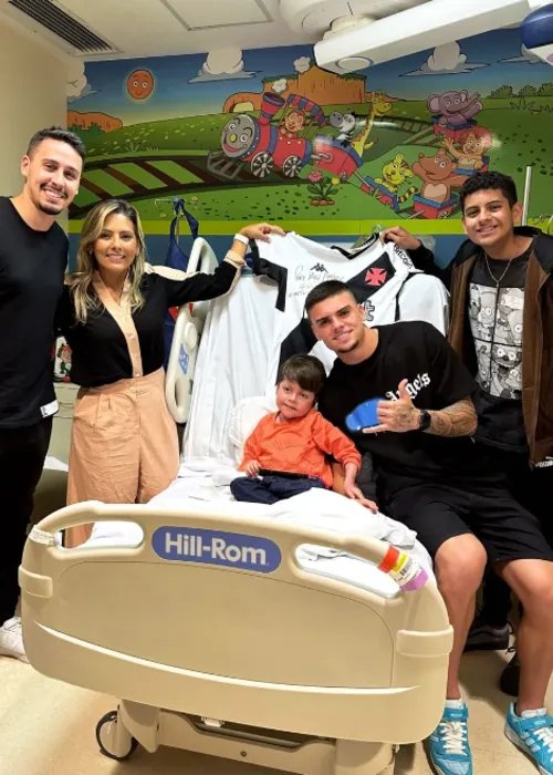 Gabriel Pec também visitou o menino no hospital