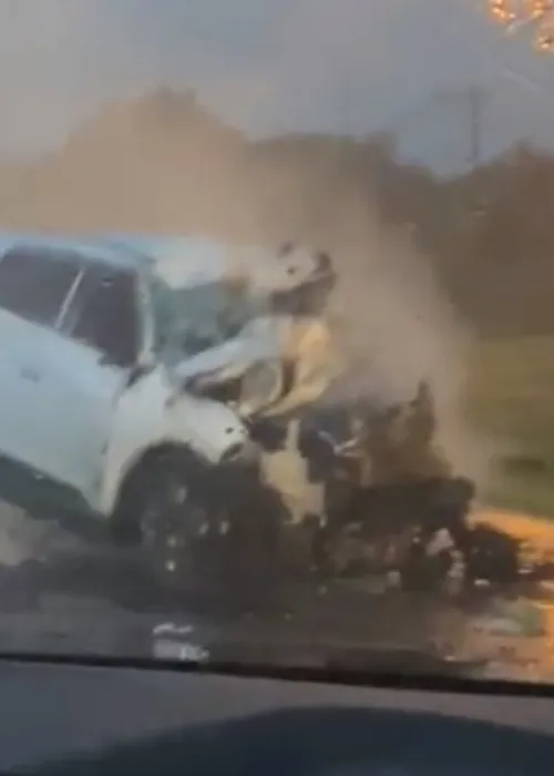 Veículo ficou destruído com a força da batida