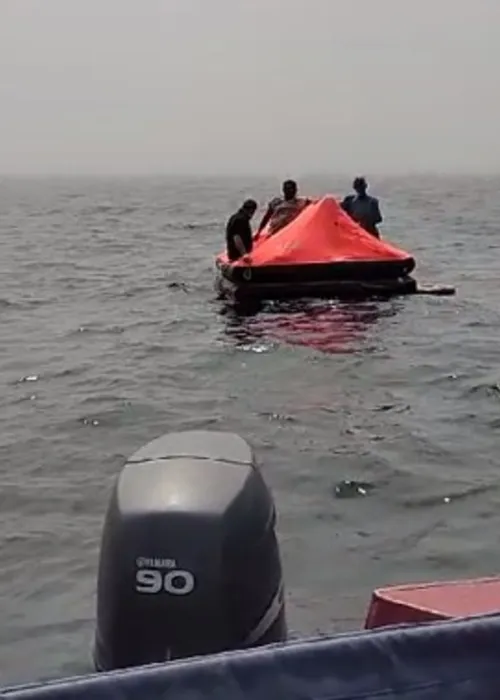 Amigos ficaram em um bote aguardando socorro