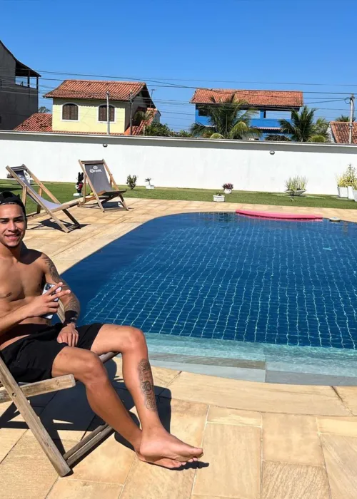 Na última sexta-feira (7), Lucas postou uma foto na casa com piscina em Itaipuaçu, Maricá