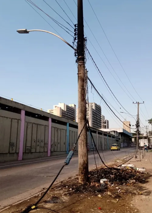 Poste pegou fogo na manhã desta segunda-feira (5)