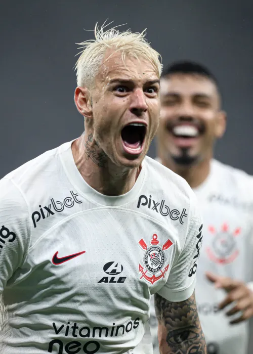 Roger Guedes comemora um dos gols na partida