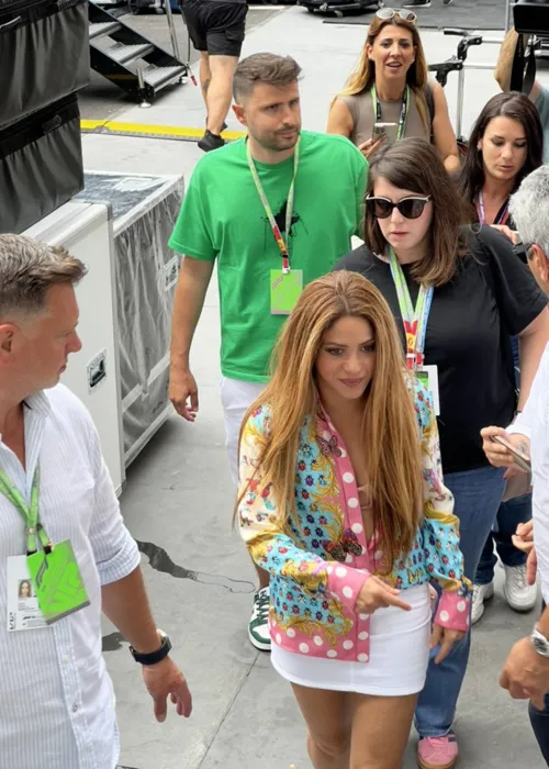 Shakira foi flagrada por fãs no paddock do piloto de Fórmula 1, Lewis Hamilton