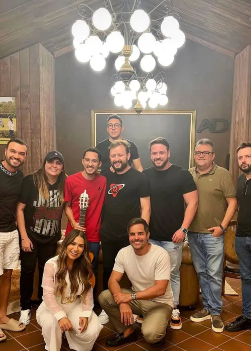 Cantora fez reunião com sua equipe e uma seleção de compositores para definir o repertório do novo projeto