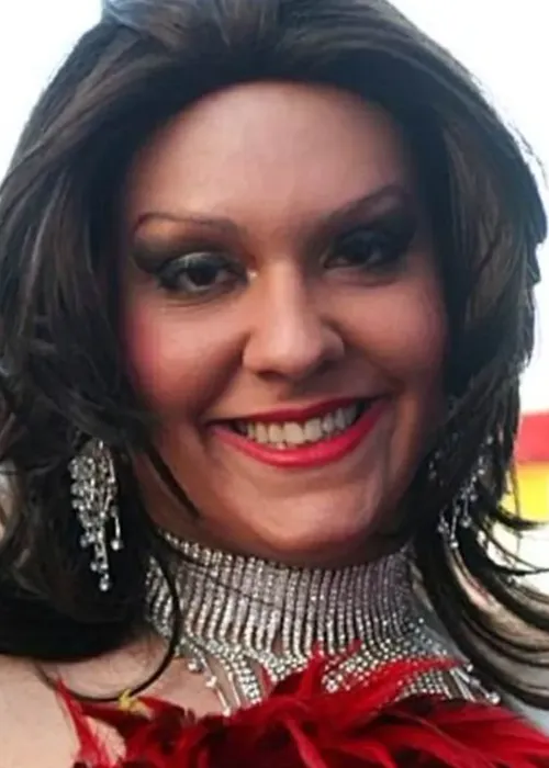 Drag Queen Kitara Ravache supostamente seria o deputado americano George Anthony