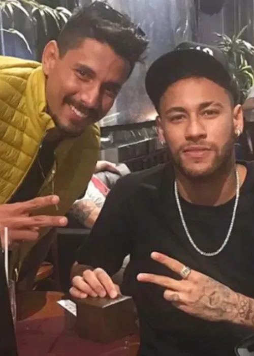 Neymar posando ao lado de Eduardo, um dos investigados