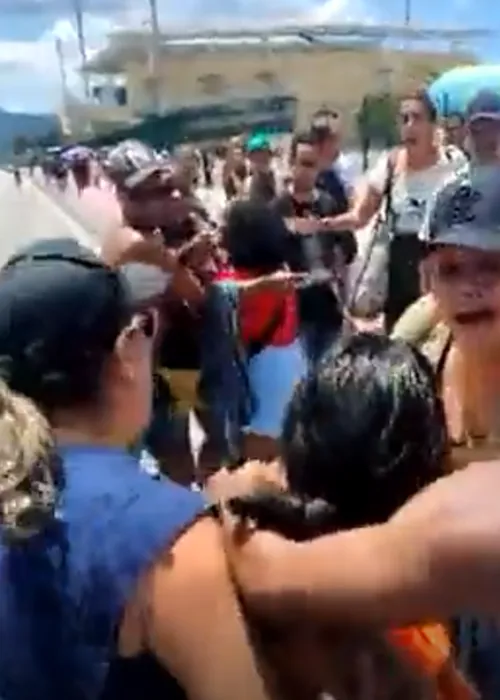 Duas mulheres acabaram saindo no tapa durante espera em fila para a compra dos ingressos