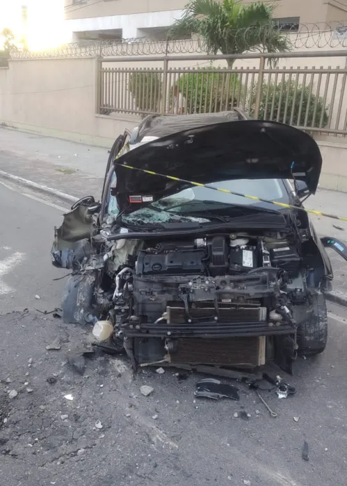 Carro teria perdido o controle, batendo em um poste