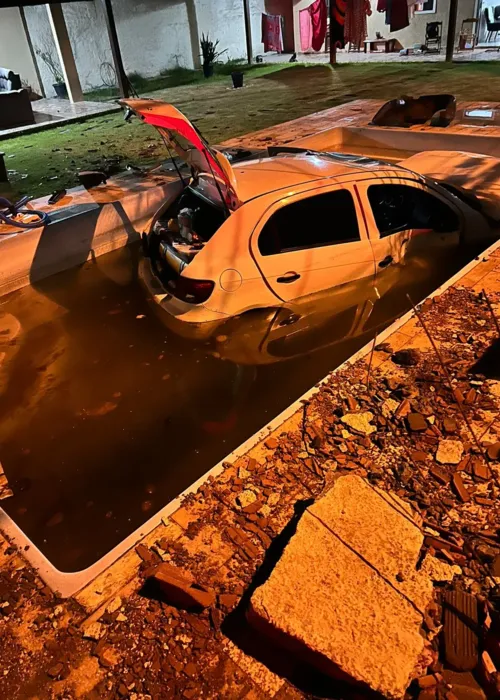 Os carros bateram no cruzamento em Maricá