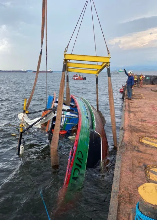 Bombeiros içam a embarcação Caiçara, que naufragou  domingo na Baía de Guanabara