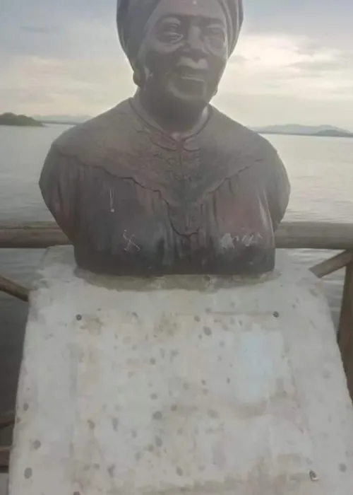 O busto é uma obra da artista mageense Cristina Febrone e exalta a história da líder guerreira