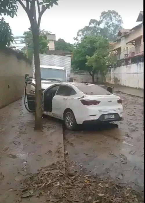 Um carro estacionado no local foi coberto pela água barrenta