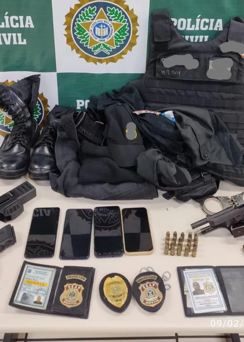 Distintivos, armas e coletes foram apreendidos durante a ação