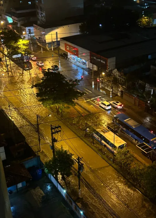 A Alameda São Boaventura ficou tomada por água