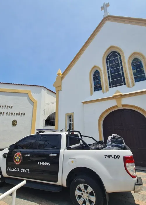 Imagem ilustrativa da imagem Policiais civis entregam doações em igreja de Niterói