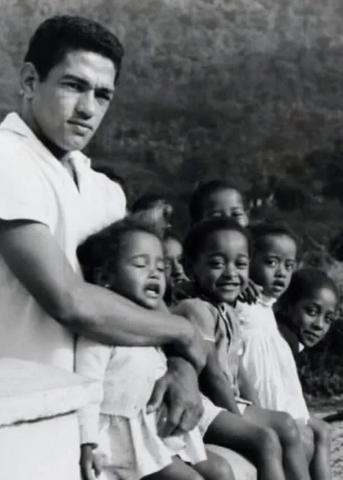 Garrincha com crianças em sua antiga casa