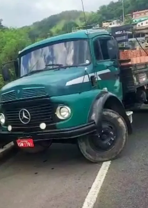 Caminhão colidiu com mureta