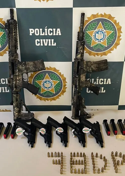 Armas e munições foram apreendidas dentro de mala em um ônibus