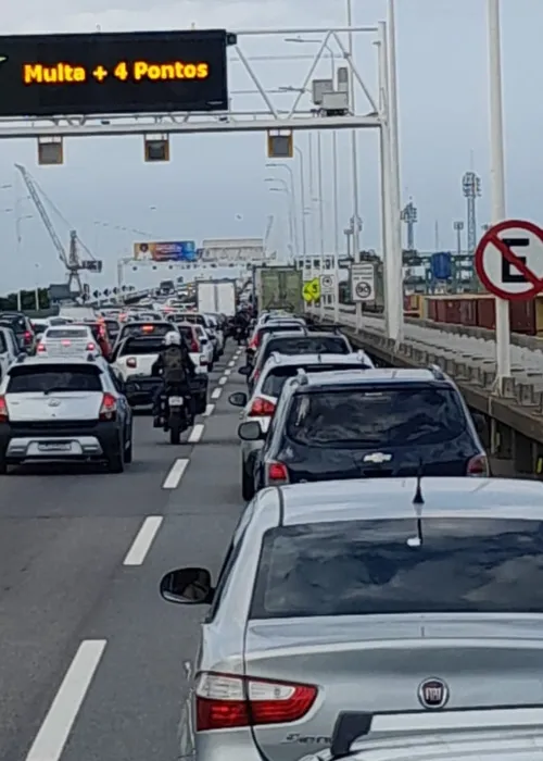 Trânsito está pesado em razão da saída para o feriadão