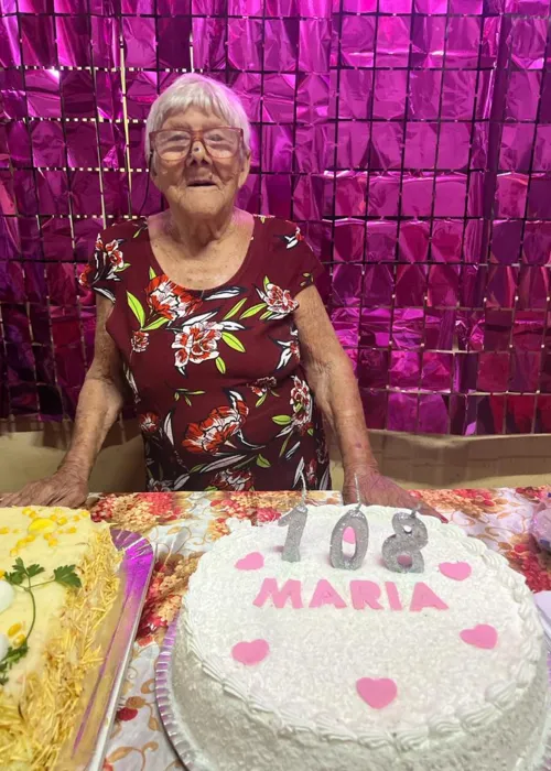 Dona Maria Dias da Silva completou 108 anos e ganhou festa de aniversário