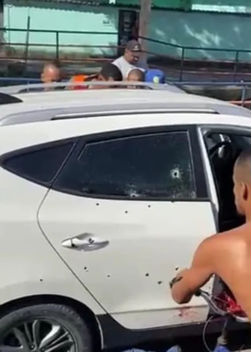 Carro foi atingido por pelo menos dez tiros