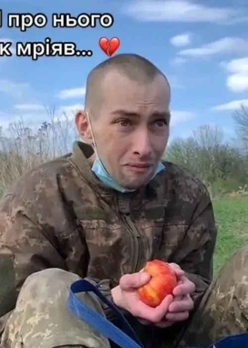 Homem se emocionou ao comer fruta fresca depois de um tempo