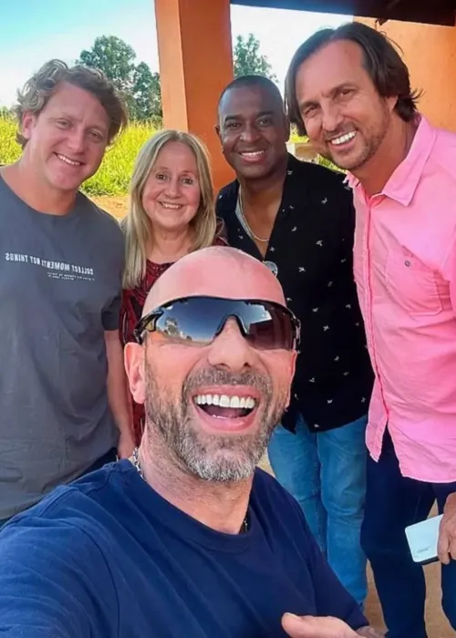 Sérgio Hondjakoff com a mãe e os amigos